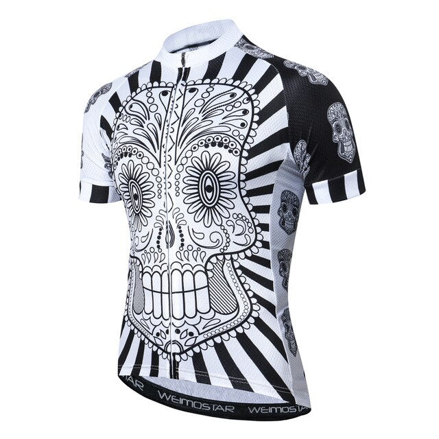 Maillot de cyclisme blanc avec motif tête de mort noire et corps à motifs noir et blanc